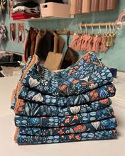 עדי בקשי צעיף שירלי חום כחול פרחים