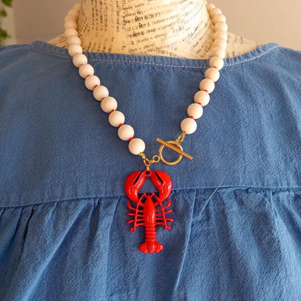 נעמה ברוש שרשרת לובסטר חרוז לבן